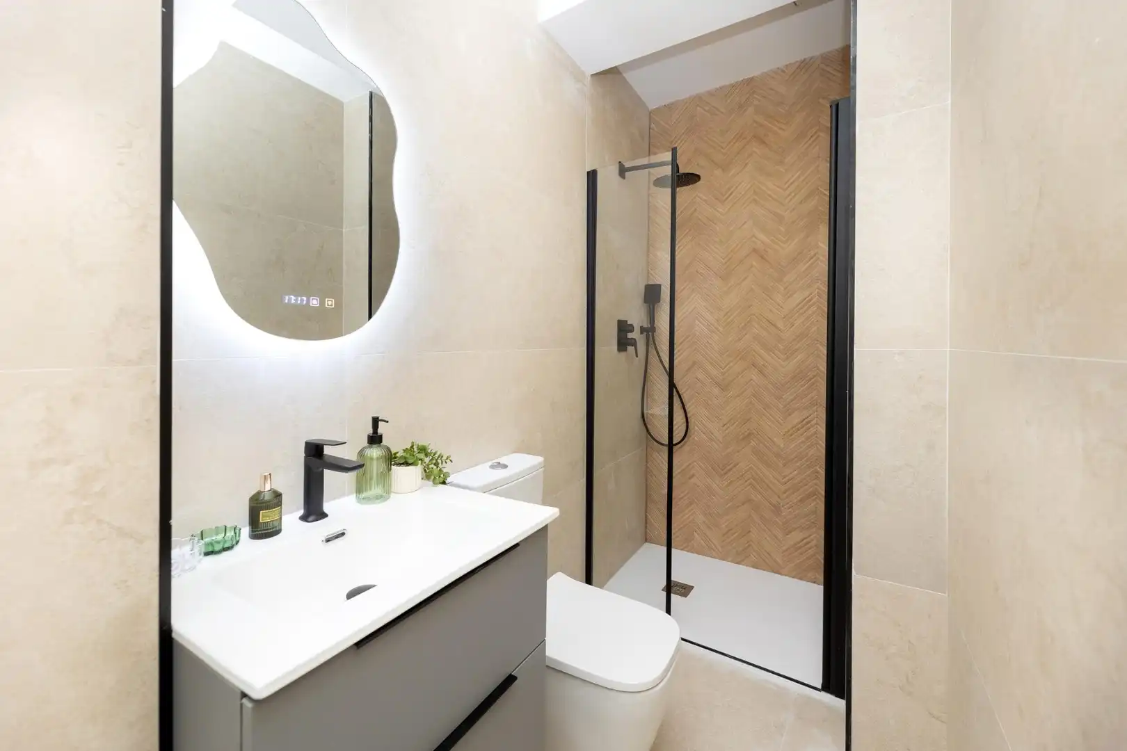Bathroom of Apartments for sale in Granada  with Air Conditioner, Heating and Furnished