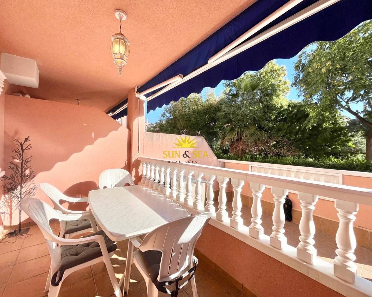 Vista exterior de Casa o xalet de lloguer en Santa Pola amb Calefacció, Terrassa i Moblat