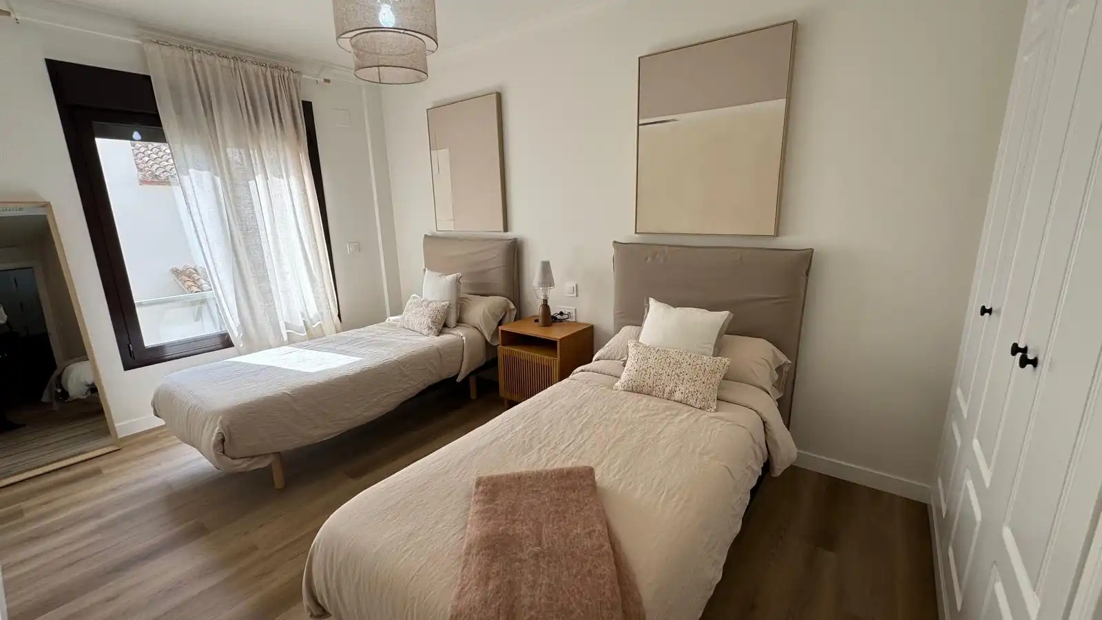 Schlafzimmer von Einfamilien-Reihenhaus zum Verkauf in Estepona mit Klimaanlage, Terrasse und Ofen