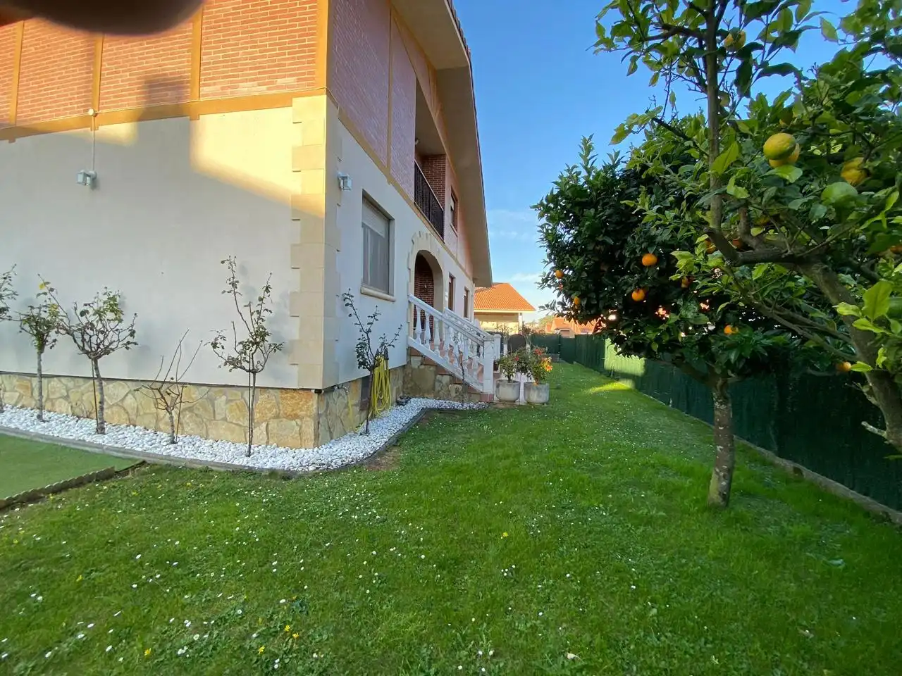 Vista exterior de Casa o chalet en venta en Castro-Urdiales con Calefacción, Jardín privado y Terraza
