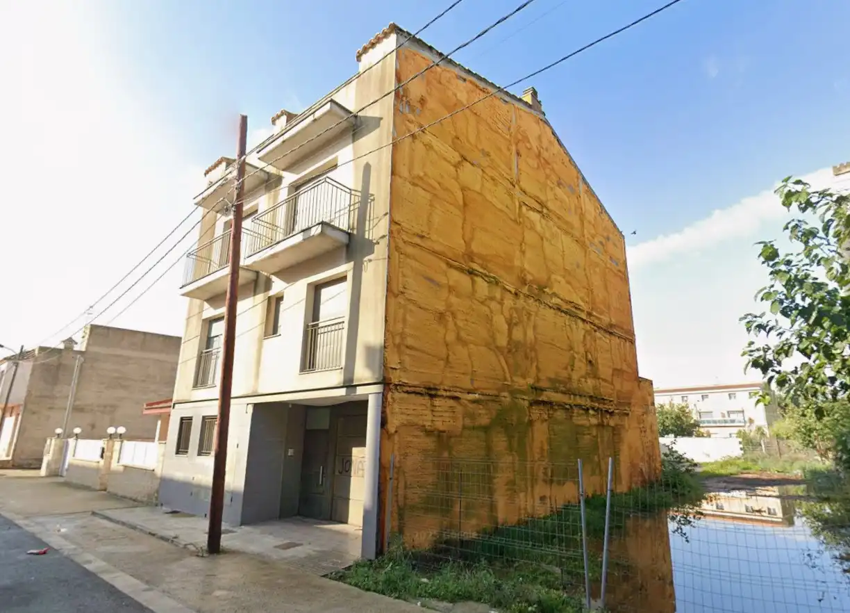 Vista exterior de Edificio en venta en Deltebre