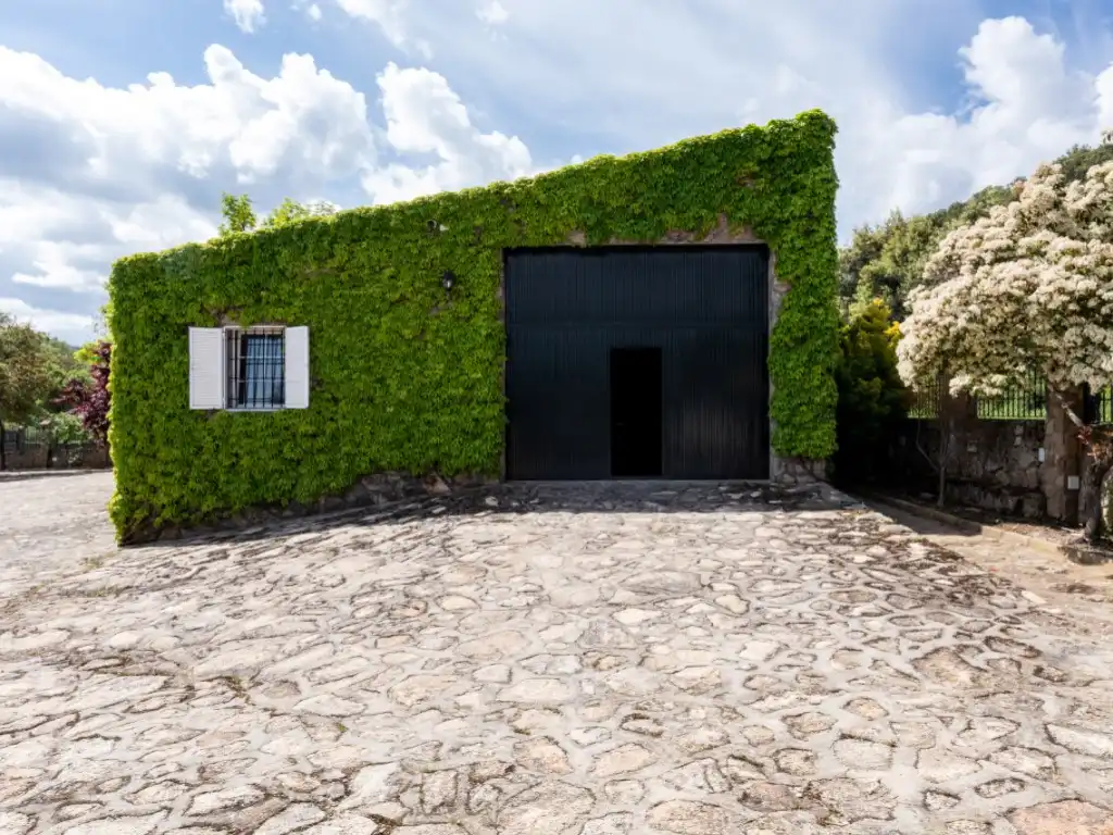 Vista exterior de Casa o chalet en venta en Espinoso del Rey con Terraza, Piscina y Amueblado