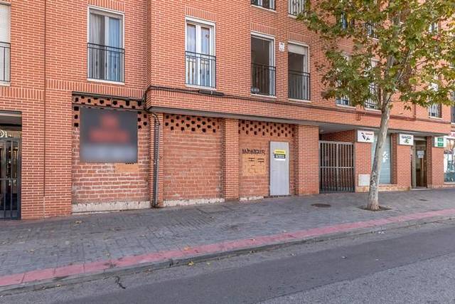 Local comercial en Venta en Avenida de Madrid, 10 en Zona Industrial Borreguno - Camporrosso