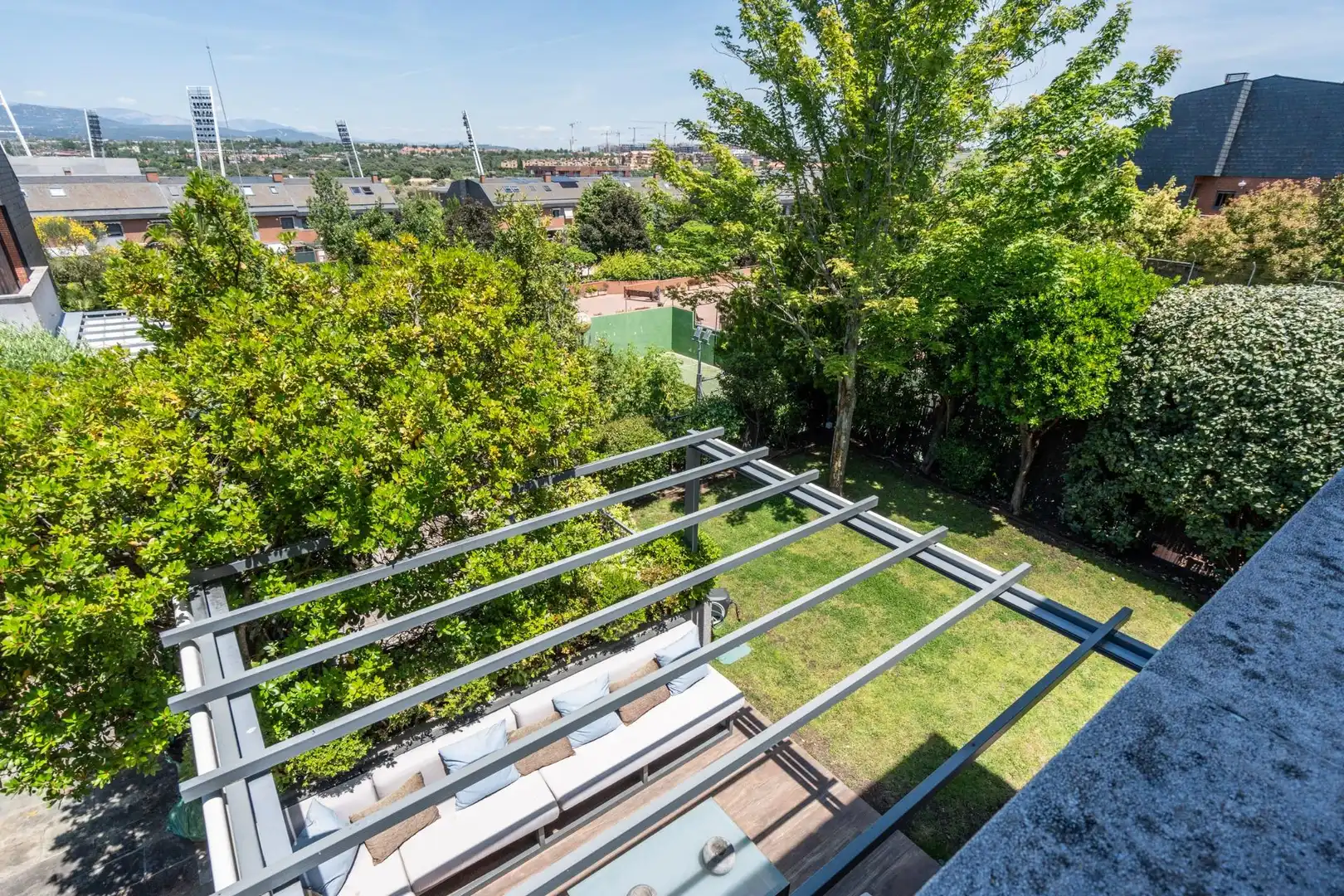 Terrassa de Casa adosada en venda en Las Rozas de Madrid amb Aire condicionat, Calefacció i Jardí privat
