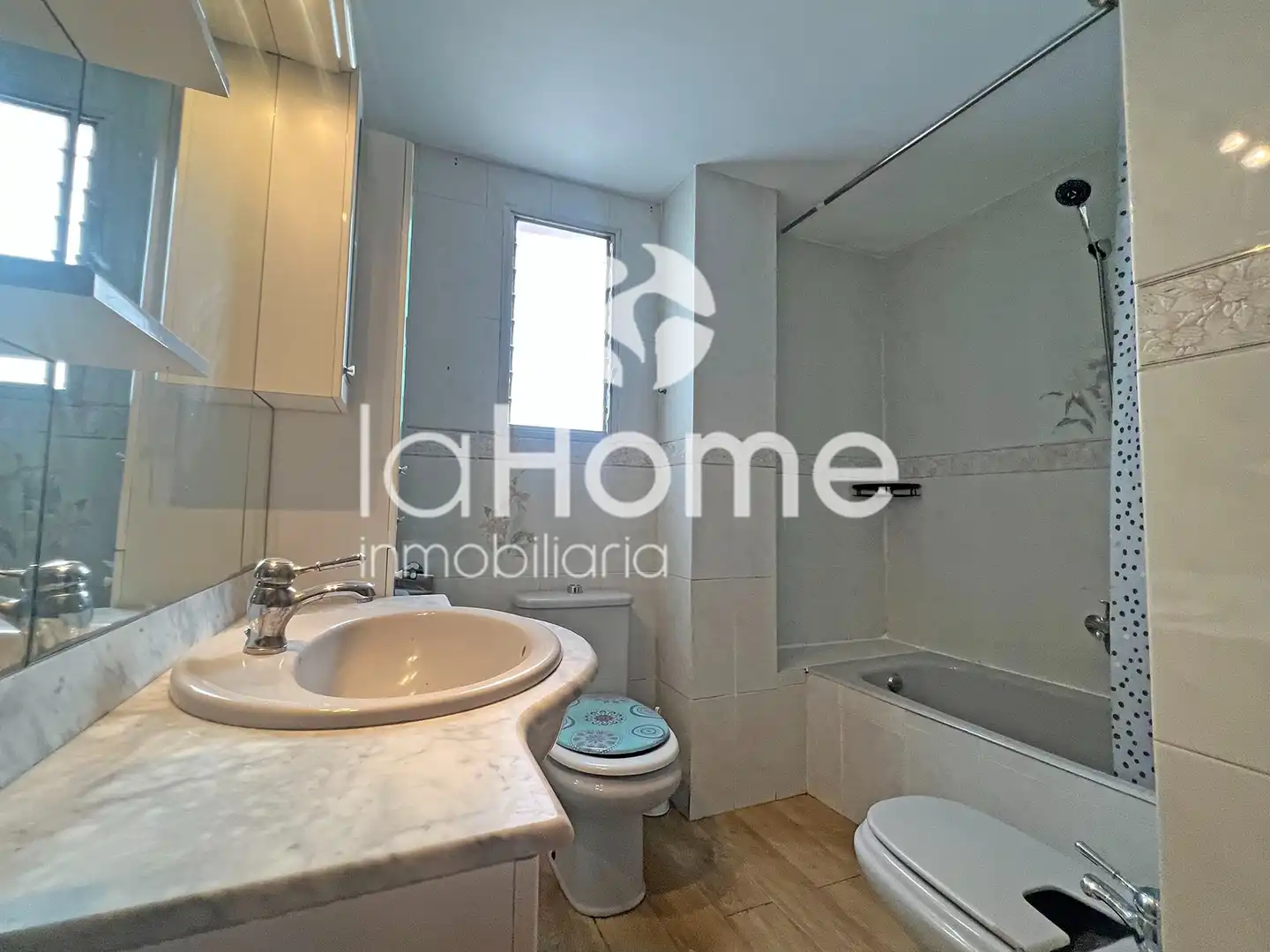 Bathroom of Flat for sale in Paterna  with Parquet flooring, Terrace and Storage room