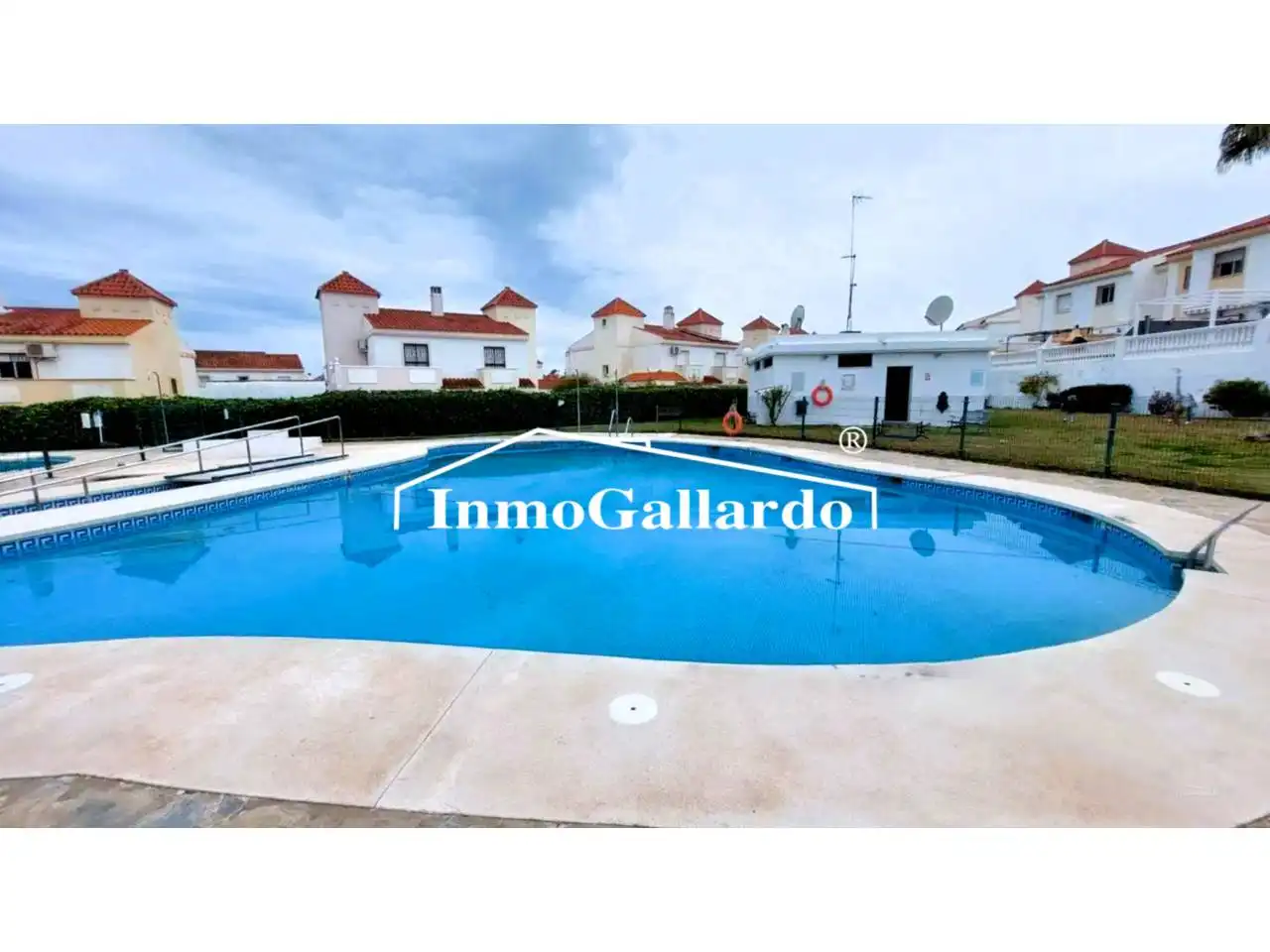 Vista exterior de Casa adosada en venda en Vélez-Málaga amb Jardí privat i Piscina comunitària