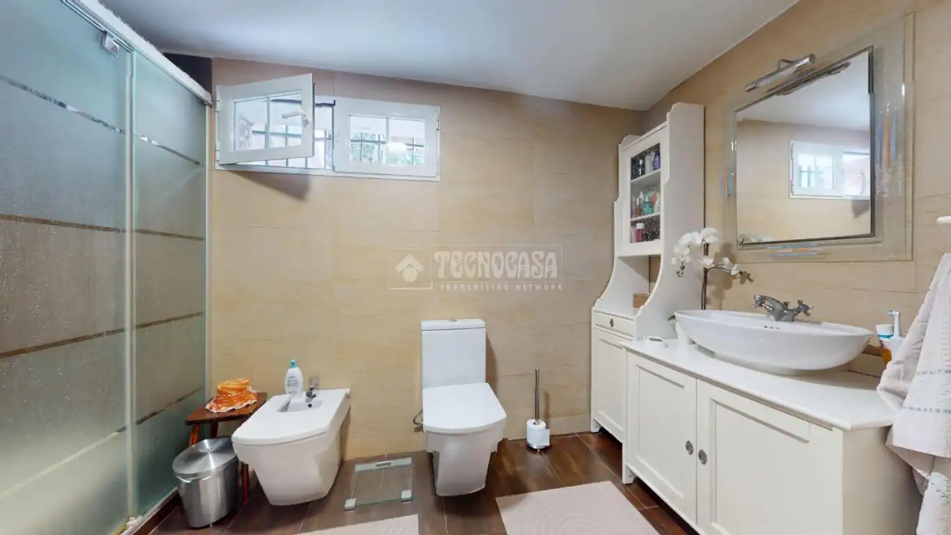 Bany de Casa o xalet en venda en El Casar amb Piscina