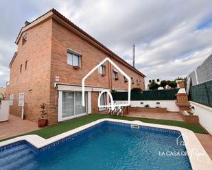 Piscina de Casa adosada en venda en Cunit amb Aire condicionat, Calefacció i Jardí privat