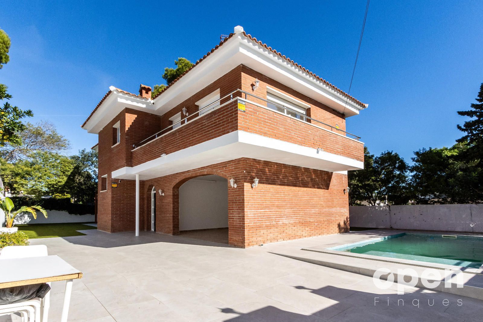 Vista exterior de Casa o xalet en venda en Cunit amb Jardí privat, Terrassa i Piscina