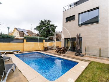 Casa aparellada amb piscina en venda a Avenida Europa
