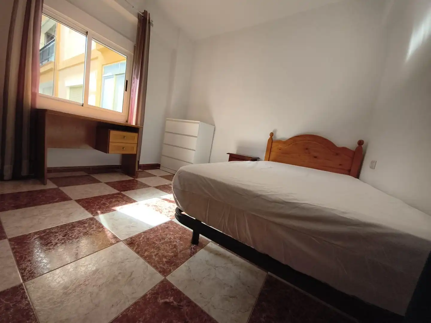 Habitación de Piso de alquiler en Granada con Terraza y Amueblado
