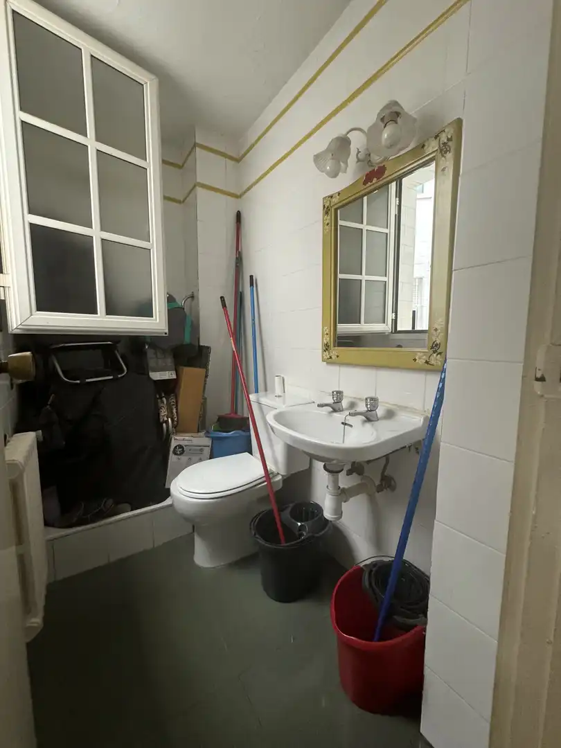 Bathroom of Flat for sale in Sevilla  with Air Conditioner, Heating and Terrace