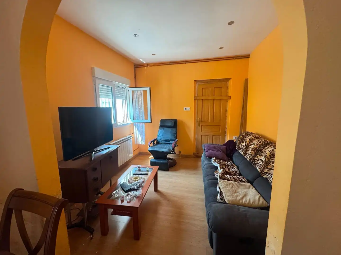 Sala d'estar de Finca rústica en venda en Cabañas Raras amb Calefacció, Jardí privat i Moblat