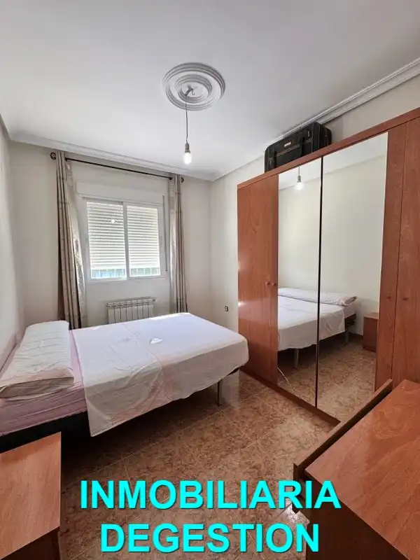 Dormitori de Casa o xalet en venda en Linares amb Aire condicionat, Jardí privat i Piscina