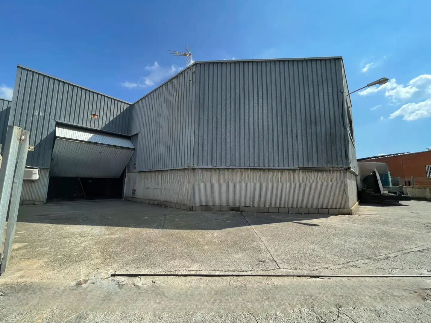 Vista exterior de Nave industrial de alquiler en Sant Joan Despí con Calefacción y Alarma