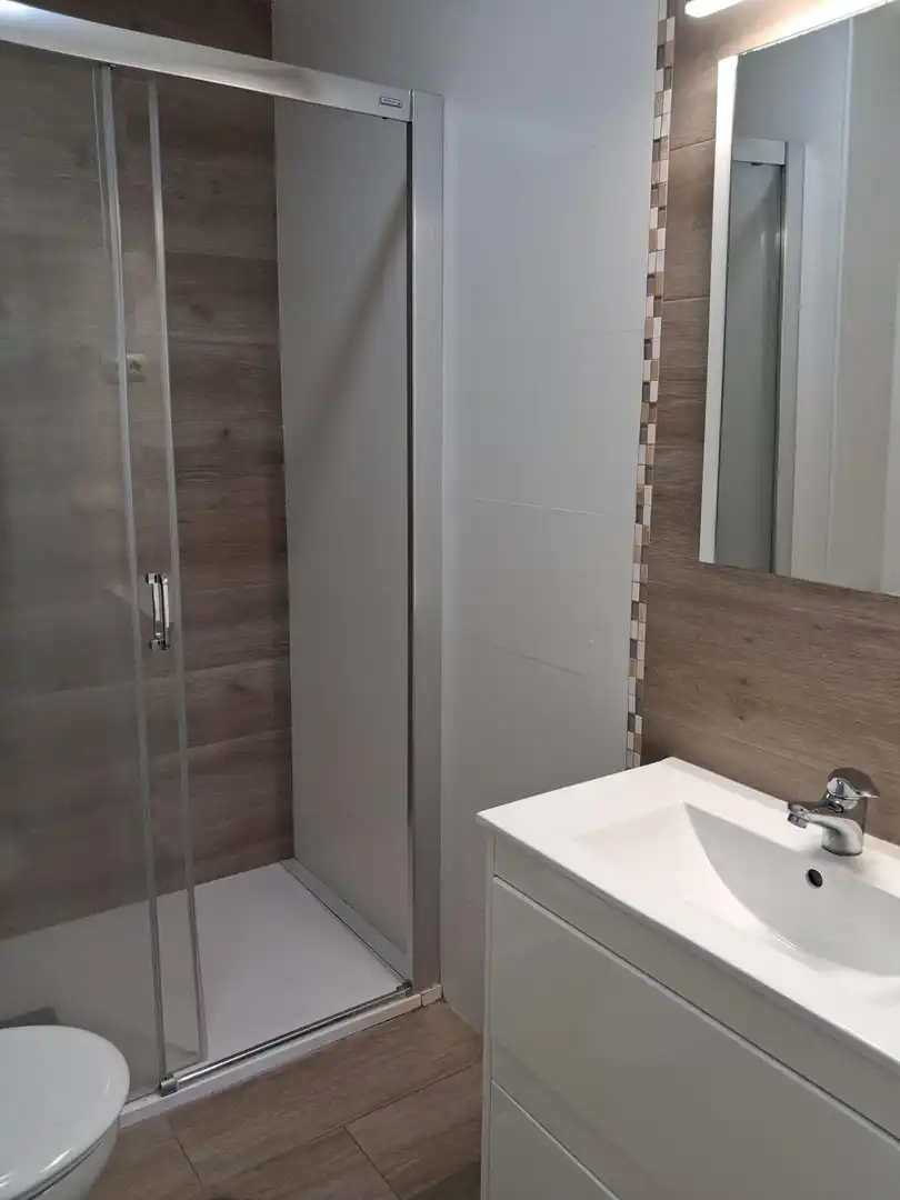 Baño de Piso de alquiler en Cádiz con Aire acondicionado y Balcón