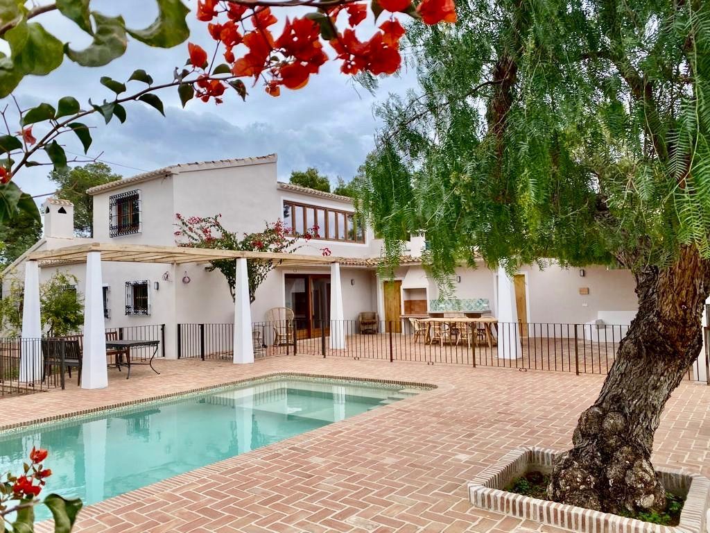Exterior view of House or chalet for sale in L'Alfàs del Pi  with Air Conditioner, Heating and Private garden
