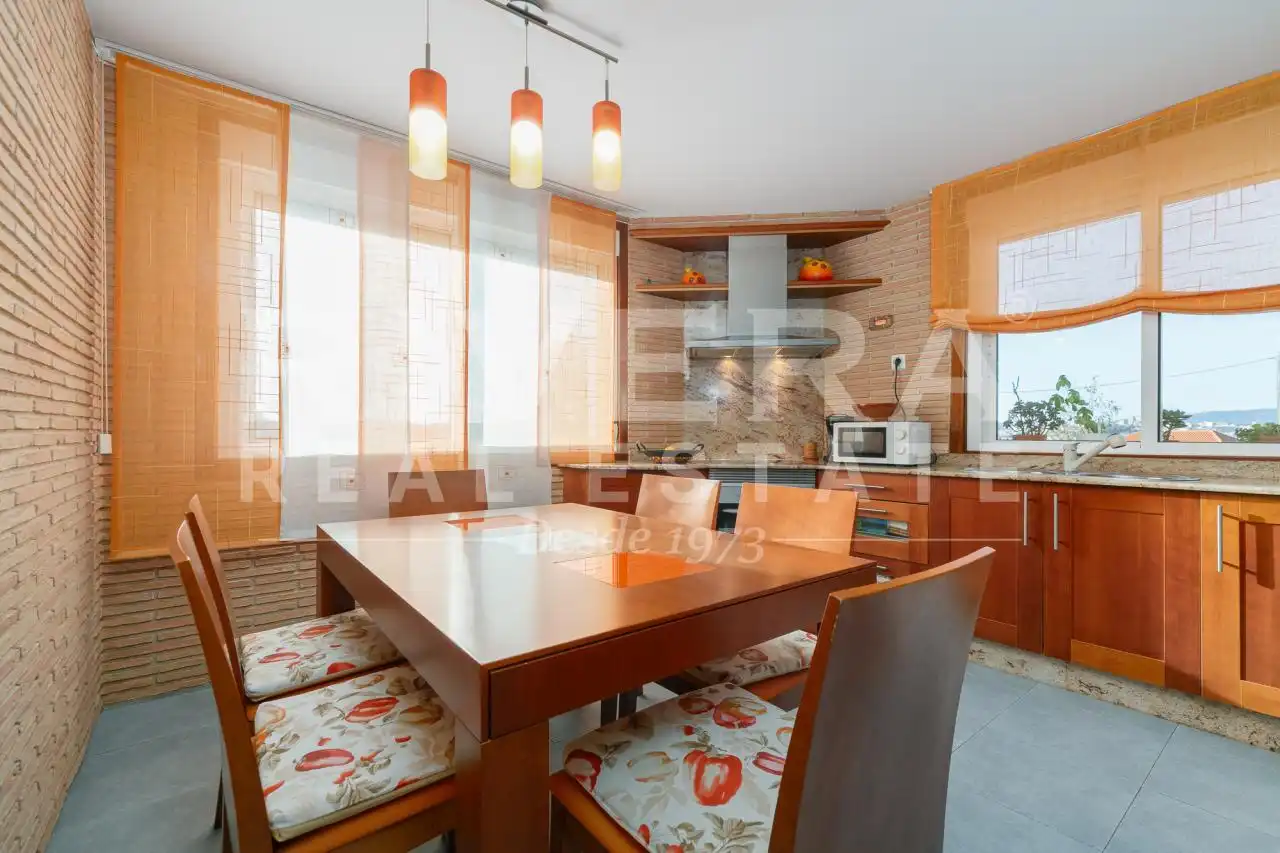 Cocina de Casa o chalet en venta en Vigo  con Calefacción, Jardín privado y Parquet