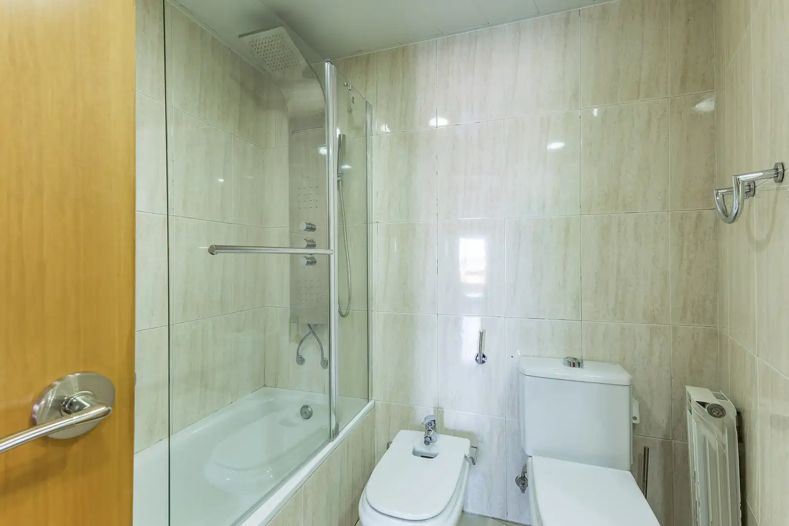 Badezimmer von Wohnung zum Verkauf in Barcelona mit Klimaanlage, Heizung und Terrasse