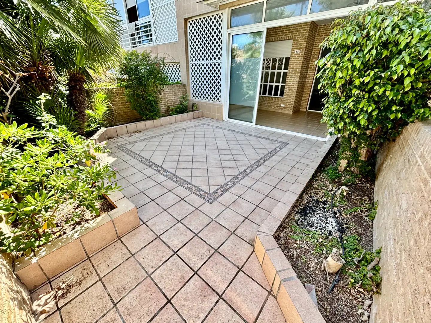 Terrasse von Einfamilien-Reihenhaus zum Verkauf in Alicante / Alacant mit Klimaanlage, Privatgarten und Terrasse
