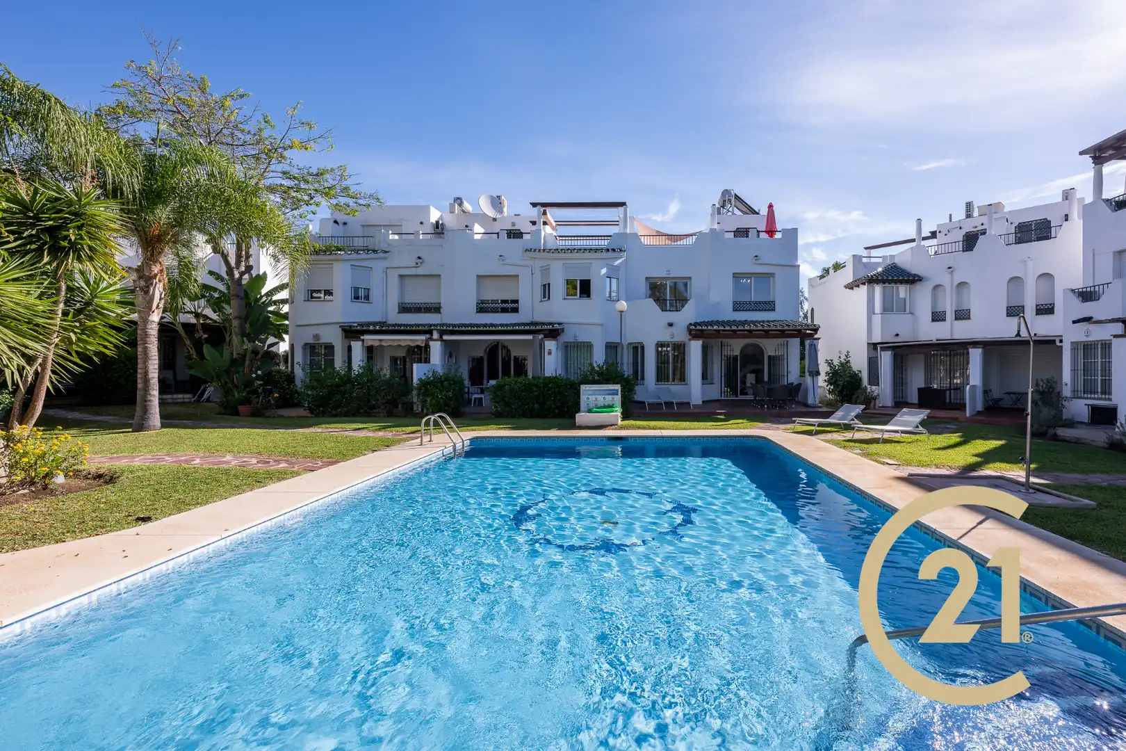 Piscina de Casa adosada en venta en Marbella con Aire acondicionado, Terraza y Piscina comunitaria