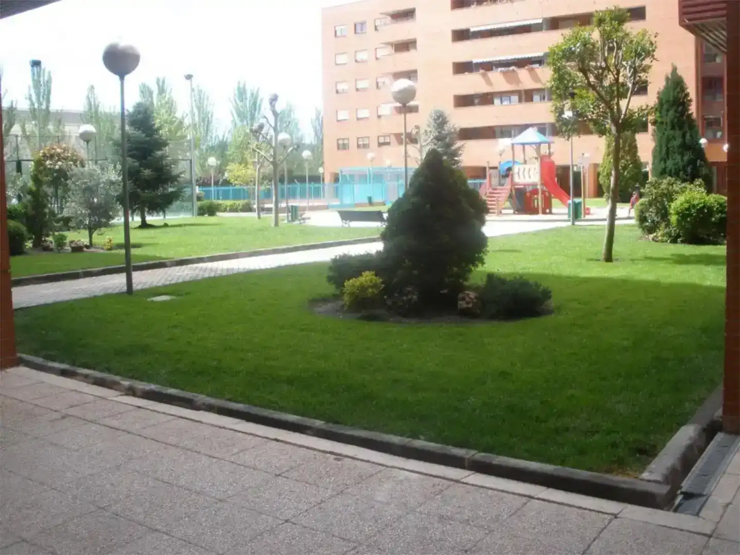 Jardín de Piso en venta en Alcalá de Henares con Jardín privado, Piscina y Amueblado