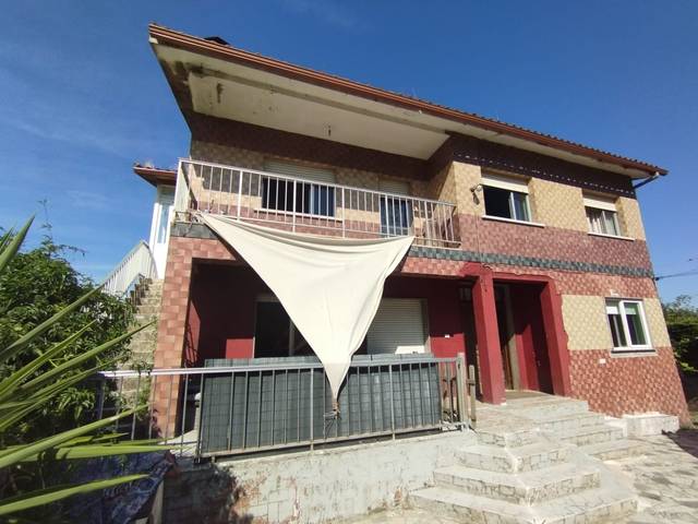 Casa-chalet en Venta en Avenida Médico Ballina en O Burgo - Campus Universitario