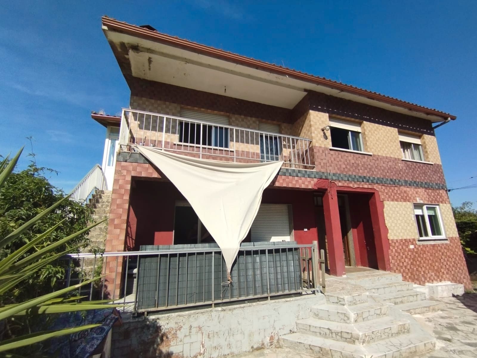 Vista exterior de Casa o xalet en venda en Pontevedra Capital  amb Calefacció, Jardí privat i Terrassa