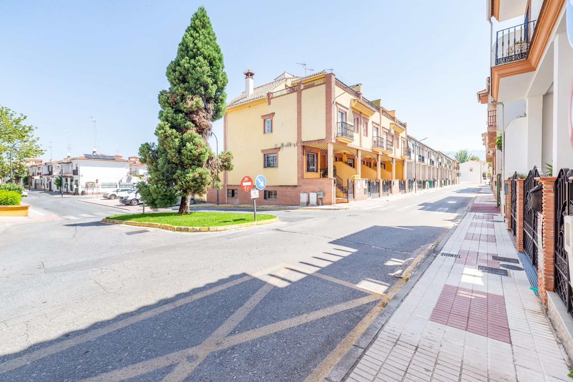 Vista exterior de Casa adosada en venda en Maracena amb Terrassa