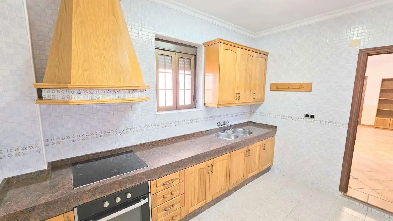 Cuina de Casa adosada en venda en Vélez-Málaga amb Terrassa, Traster i Moblat