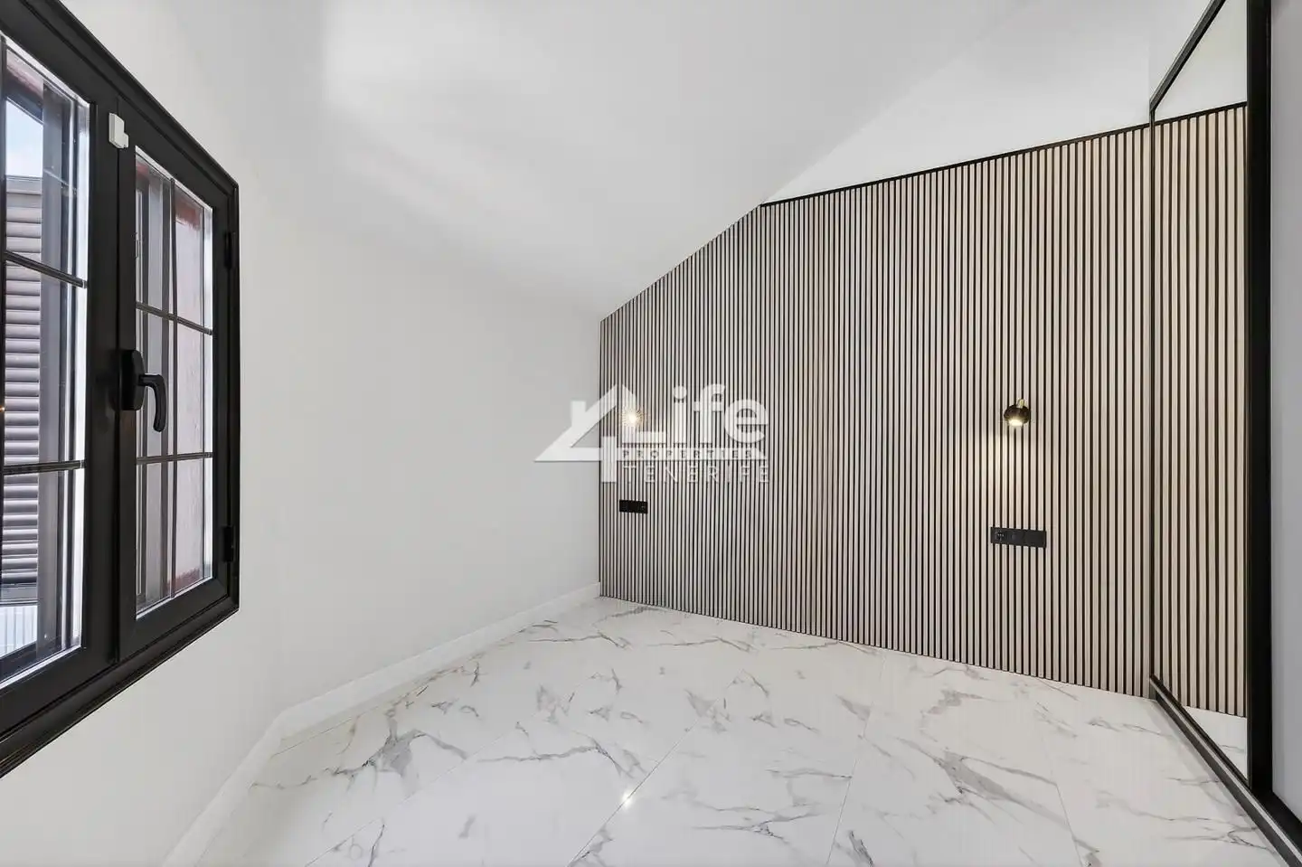 Wohnung zum Verkauf in Adeje mit Klimaanlage, Privatgarten und Terrasse