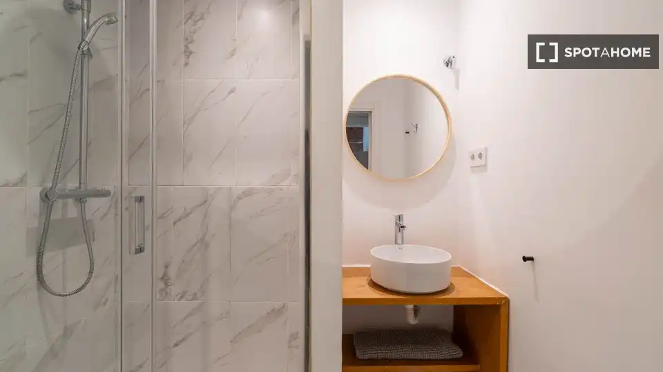 Bathroom of Flat for rent in Gràcia