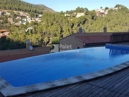 Schwimmbecken von Einfamilien-Reihenhaus zum verkauf in Torrelles de Llobregat mit Terrasse