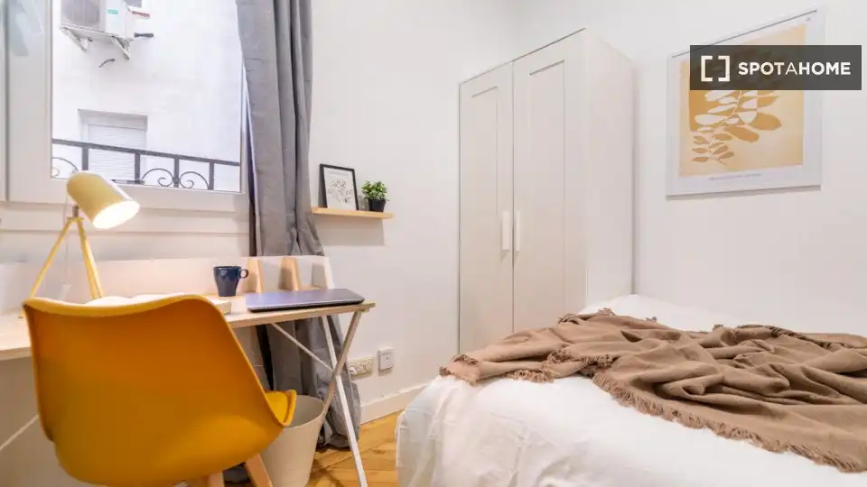 Bedroom of Flat for share in Madrid  with Air Conditioner, Terrace and Furnished