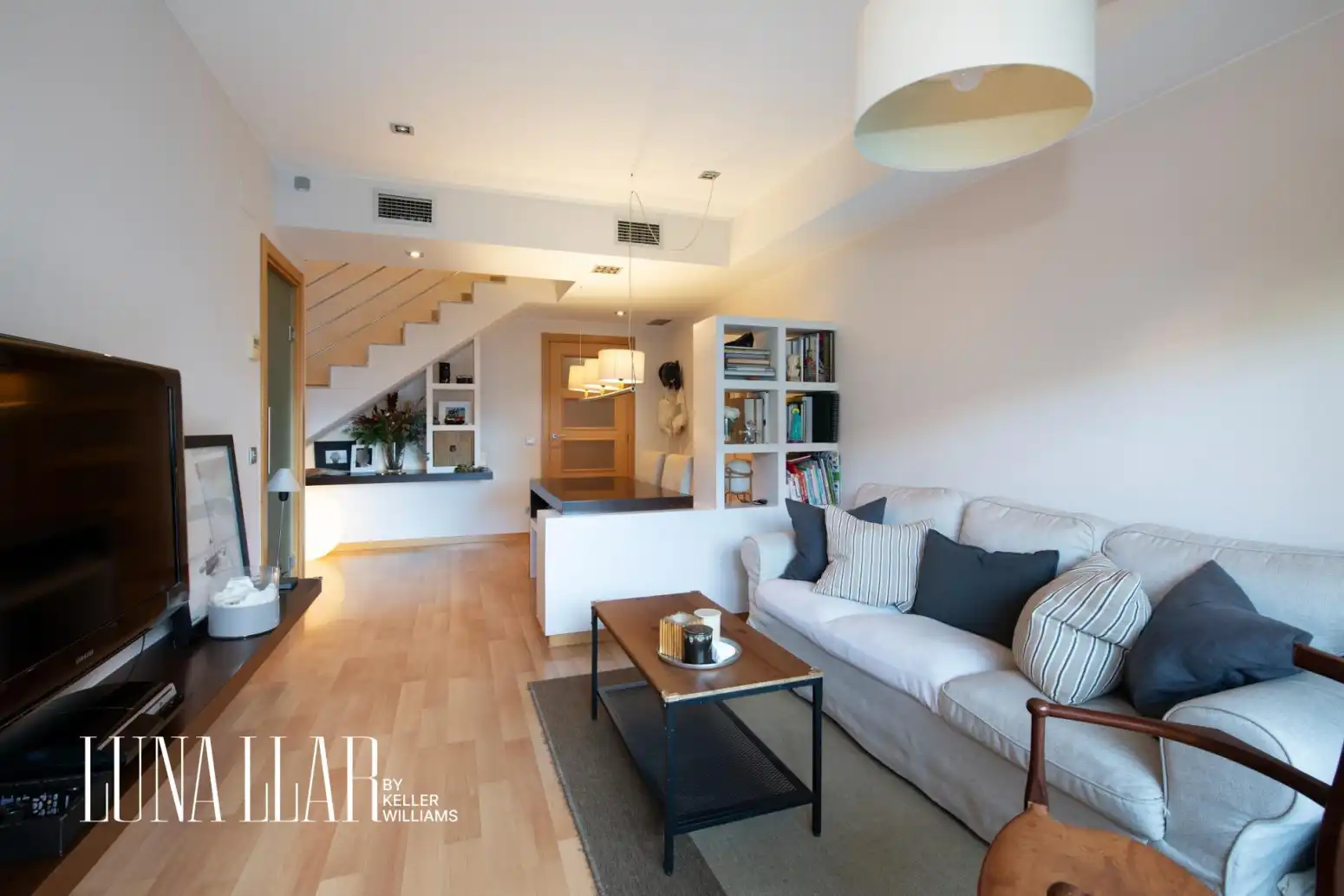 Living room of Flat for sale in Castelldefels  with Parquet flooring, Terrace and Balcony