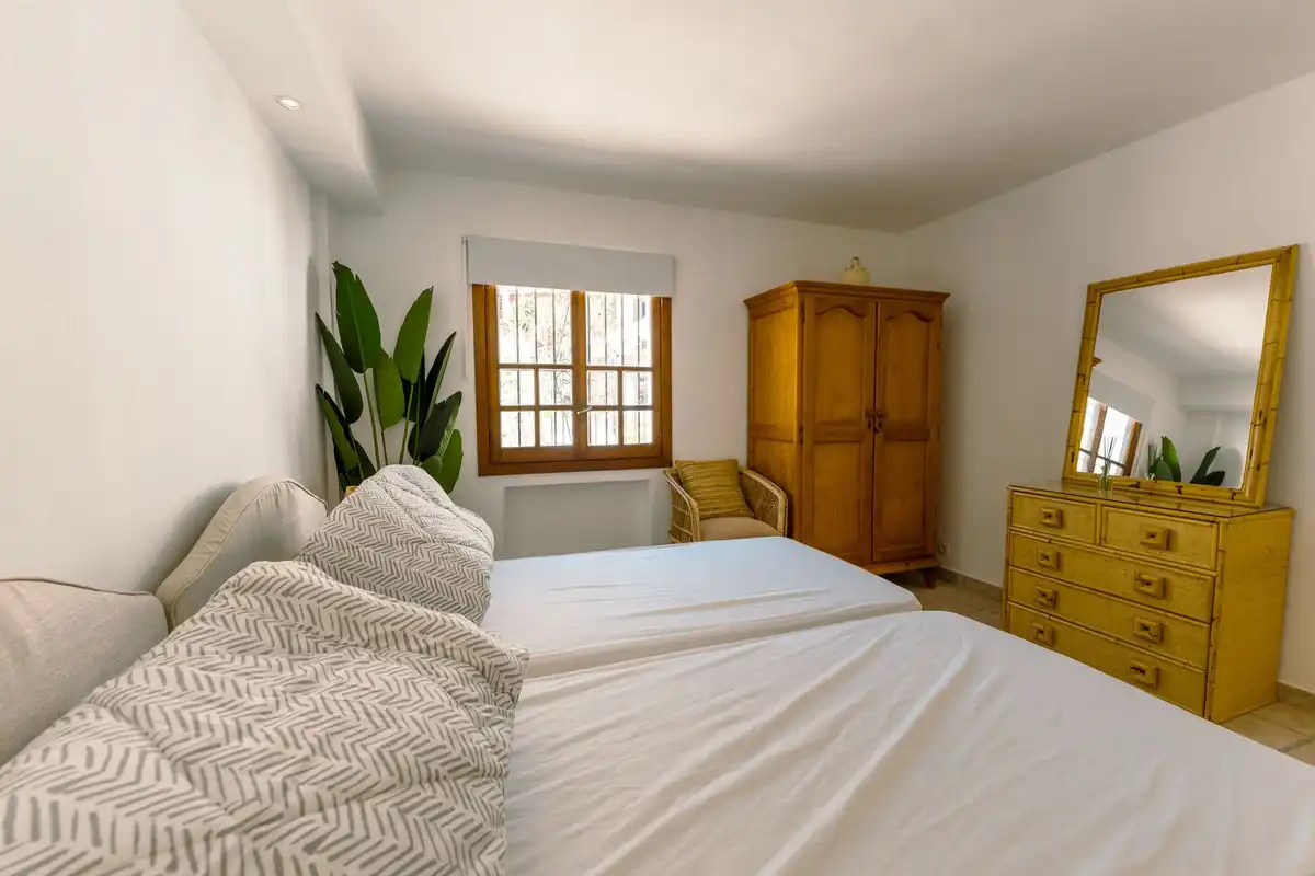 Dormitori de Casa adosada de lloguer en Marbella amb Piscina comunitària