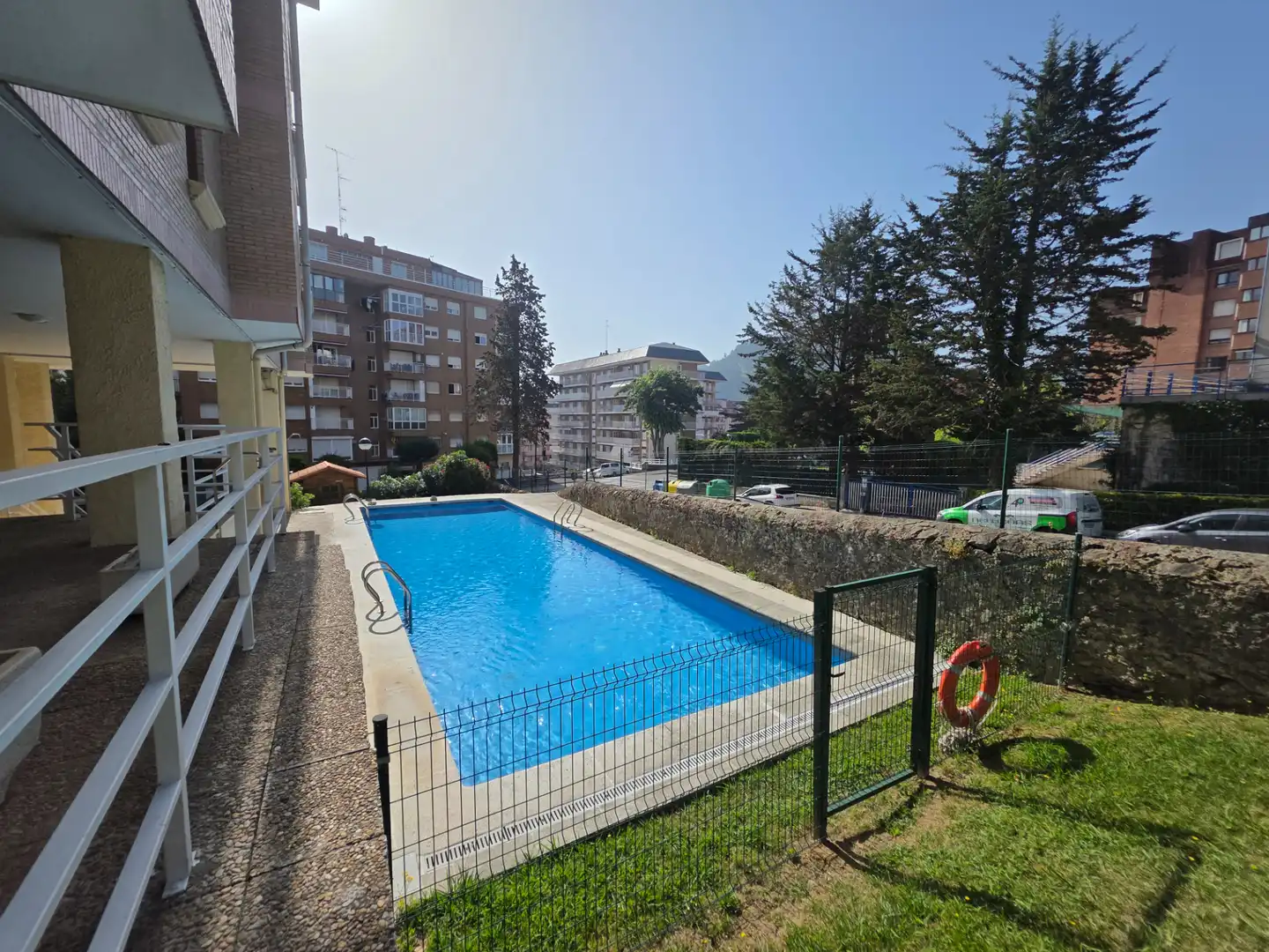Piscina de Pis en venda en Castro-Urdiales amb Terrassa, Traster i Piscina comunitària