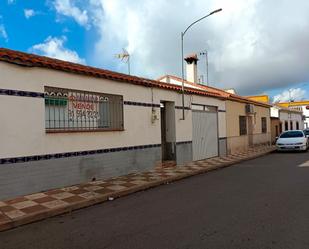 Vista exterior de Casa o xalet en venda en Corral de Calatrava amb Piscina