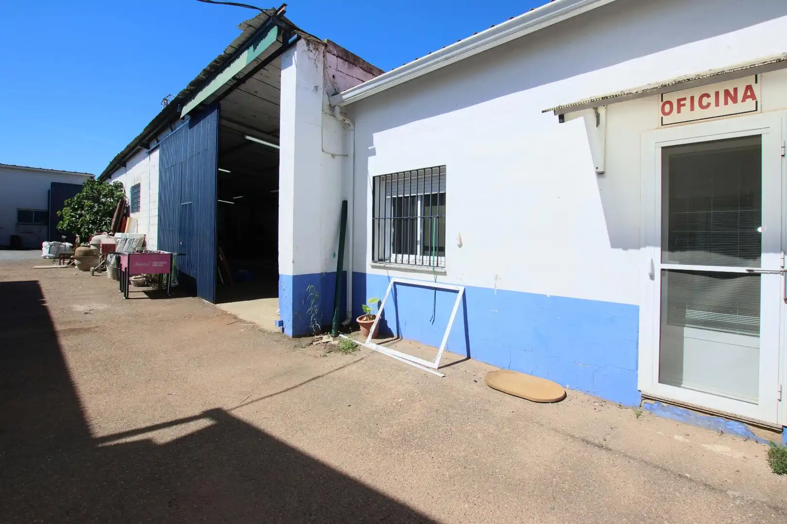 Außenansicht von Fabrikhallen zum Verkauf in Guadiana
