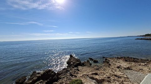 Adosado cerca del mar con piscina.