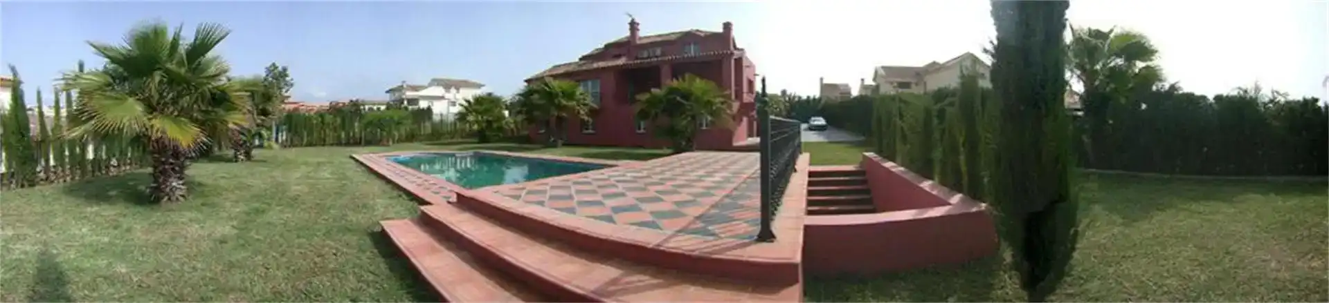Vista exterior de Casa o xalet en venda en Estepona amb Aire condicionat, Piscina i Balcó