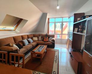 Wohnzimmer von Dachboden zum verkauf in Cee mit Heizung und Balkon
