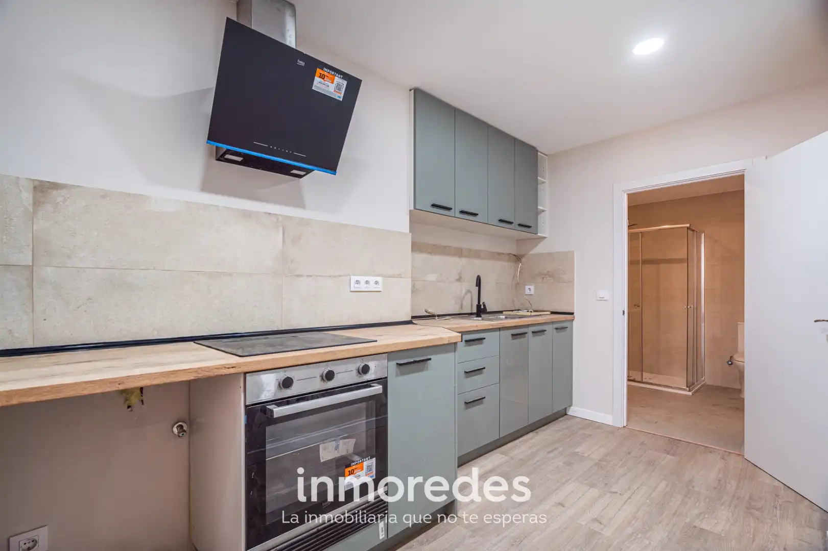 Küche von Wohnung zum Verkauf in Santa Coloma de Gramenet mit Klimaanlage, Parkett und Ofen