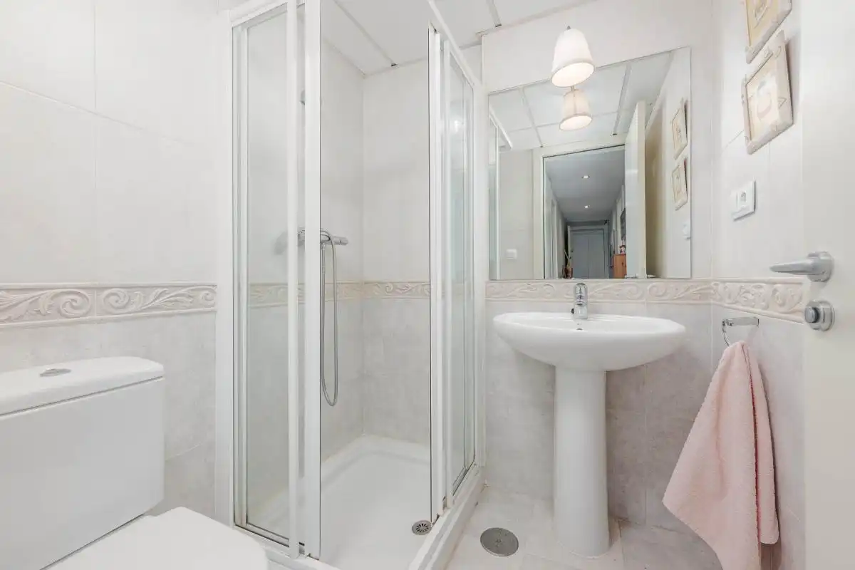 Badezimmer von Dachboden zum Verkauf in Guillena mit Heizung, Terrasse und Abstellraum