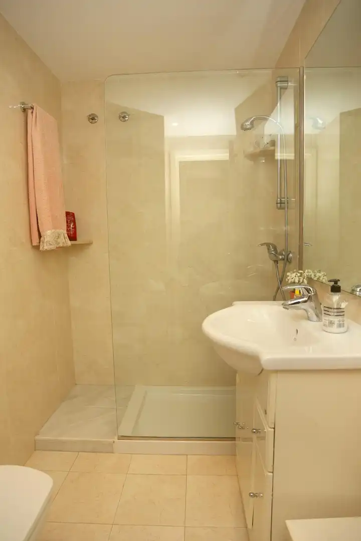 Badezimmer von Erdgeschoss zur Miete in Rocafort mit Klimaanlage, Heizung und Möbliert