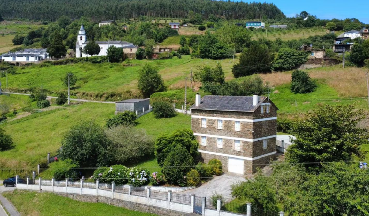 Vista exterior de Casa o xalet en venda en A Pontenova   amb Calefacció, Jardí privat i Parquet