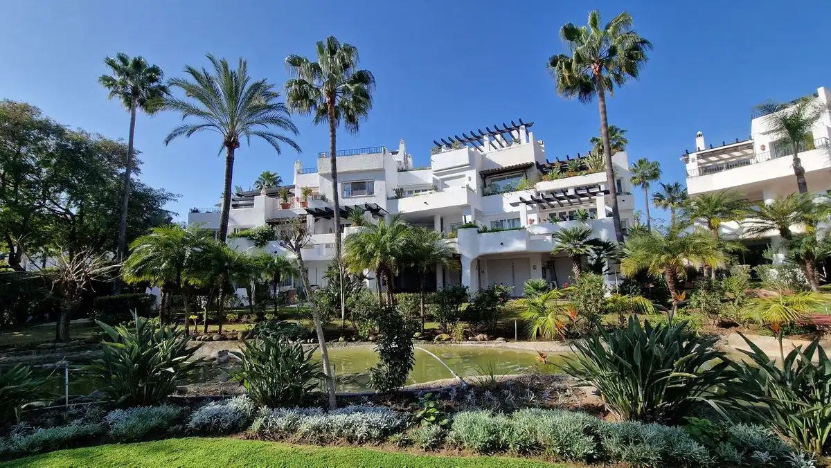 Vista exterior de Àtic en venda en Marbella amb Aire condicionat, Terrassa i Moblat