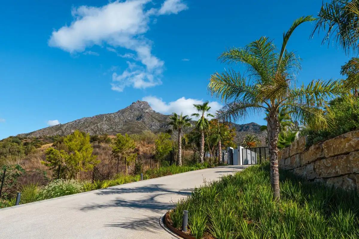 Vista exterior de Casa o xalet en venda en Marbella amb Aire condicionat, Jardí privat i Terrassa
