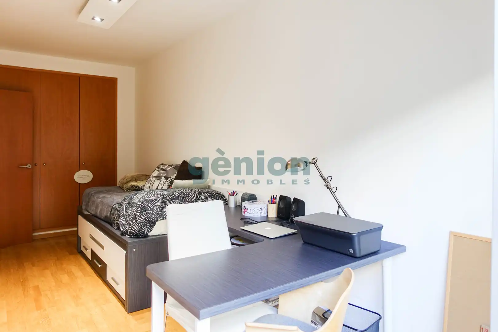 Schlafzimmer von Erdgeschoss zum Verkauf in Salt mit Klimaanlage, Heizung und Terrasse