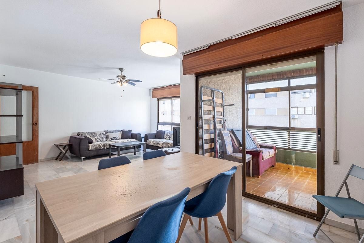 Sala d'estar de Pis en venda en  Granada Capital amb Calefacció i Terrassa